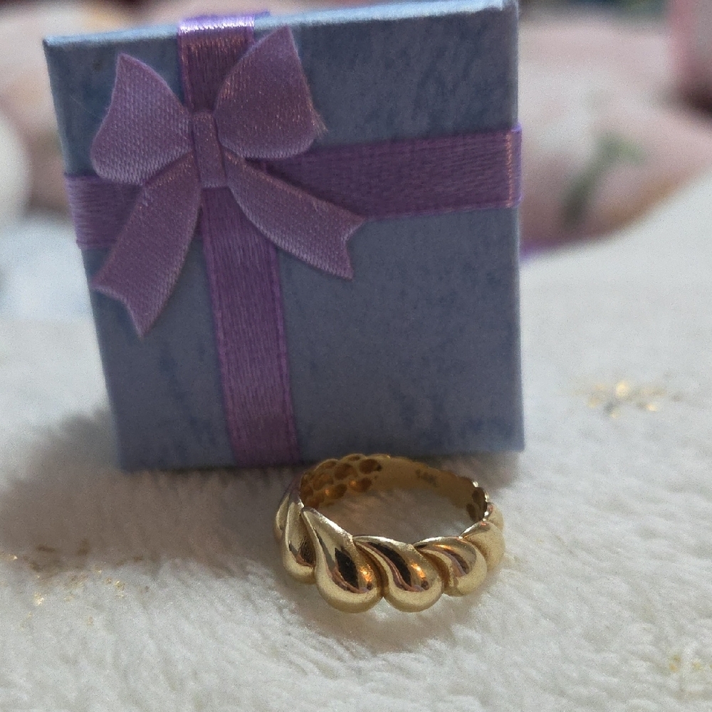 Elegant Gold-Tone Women's Ring - Picture 3 of 3